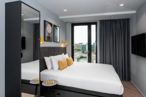 Staycity Aparthotels Dublin City Quay客房内的一张或多张床位