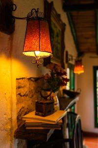 瓜斯卡圣安东尼奥牧场山林小屋的桌子上的一盏灯,上面有书