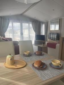 洛西茅斯Dune View Caravan的上面有两盘食物的桌子