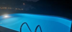 Foz do Sabor奥拉赖斯杜罗乡村民宿的夜晚带灯光的蓝色游泳池