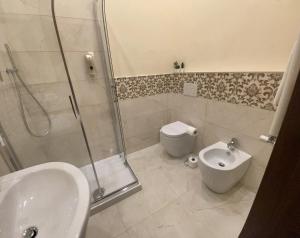 利沃诺Intero appartamento 3 letti con garage gratuito的带淋浴、卫生间和盥洗盆的浴室