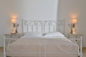 斯泰里达地中海酒店 的一间卧室配有白色床和2个床头柜