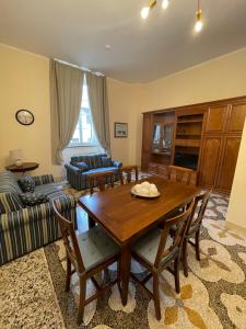 利沃诺Intero appartamento 3 letti con garage gratuito的客厅配有木桌和椅子
