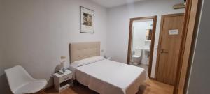 坎巴多斯欧罗巴酒店 的白色卧室配有床和椅子