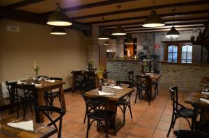 Doneztebe阿美希亚旅馆的一间设有木桌和椅子的餐厅