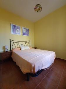 伊斯兰蒂拉Villa de Islantilla的一间卧室,卧室内配有一张大床