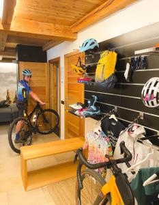 奥斯塔Alp Apartments - Xavier的把自行车放在带装备的房间的人