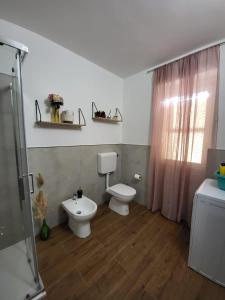 萨萨里Casa Twins的一间带卫生间和水槽的浴室