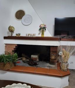 萨萨里Casa Twins的客厅设有壁炉和电视。