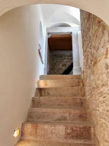 KalamotiYi artistry 1-bedroom medieval holiday house的石墙房子的楼梯
