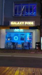 新加坡Galaxy Pods Capsule Hotel Boat Quay的橱窗里有一个蓝色灯的卡加里柱子商店