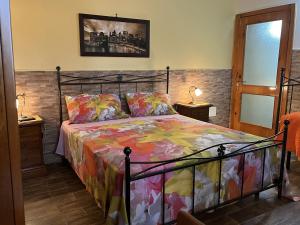 纳尔多Masseria Agriturismo Fontanella的一间卧室配有一张带五颜六色棉被的床