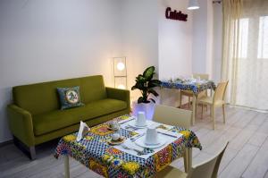 巴勒莫Casa Canali的客厅配有绿色沙发和桌子