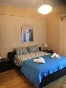 雅典Ideal Forest room的一间卧室配有一张床,上面有两条毛巾