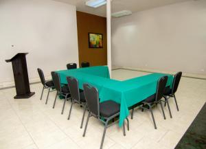 瓜伊马斯Gamma Guaymas Armida Hotel的一间会议室,配有绿色的桌子和椅子