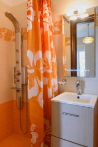 雅典Ideal Forest room的浴室设有橙色淋浴帘和水槽