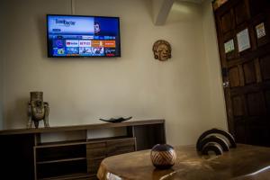 雅科Villa Creole的客厅的墙上配有电视