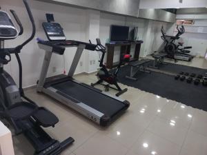 墨西哥城Suites Copérnico Polanco Anzures的一个带跑步机和其他健身器材的健身房