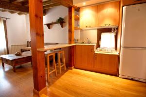 昆卡Apartamento El Salvador的厨房配有木制橱柜和白色冰箱。