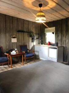 OzolaineForest cabin的一间带桌椅的客厅和一间厨房
