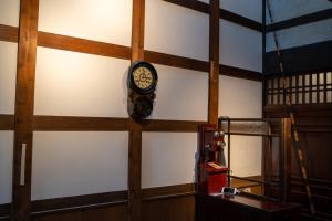 金泽Machiya Guest House Carta的墙上的时钟
