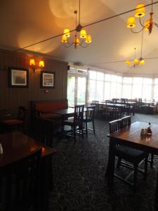 伊利斯特雷色姆红狮宾馆的用餐室设有桌椅和窗户。