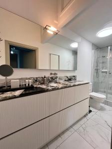 希佛萨姆多朋伯格别墅酒店的一间带水槽和卫生间的浴室