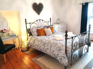 滨海索尔特本Coastal escape in the heart of Saltburn的卧室配有一张位于墙上的床铺。