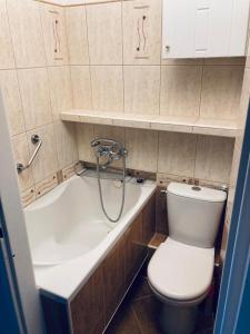 格丁尼亚Partyzantka的一间带卫生间和浴缸的小浴室