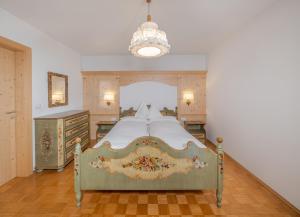 奥蒂塞伊Gabriel的一间卧室配有一张大床和一个吊灯。