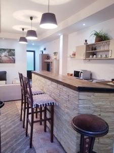 扎布利亚克Apartments Beka的厨房设有酒吧、两把椅子和一张桌子