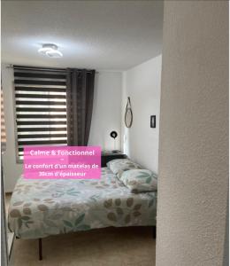 帕雷·勒·毛尼尔Les Logis de Paray Appartement 201的一间卧室配有两张床,上面有粉红色的标志