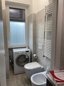 米兰Milano Fiera City - Apartments的一间带卫生间和洗衣机的浴室