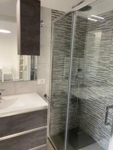 米兰Milano Fiera City - Apartments的一间带玻璃淋浴和水槽的浴室