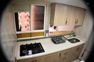 麦德林Hermoso Apartamento Ubicado en Zona Céntrica de Medellín的一个带水槽和窗户的小厨房