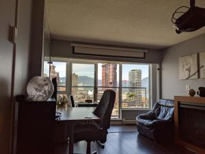 温哥华Vancouver Downtown Accommodation的客厅设有桌子和大窗户