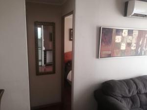 兰卡瓜Departamento Hospedaje Rancagua Centro的带沙发和镜子的客厅