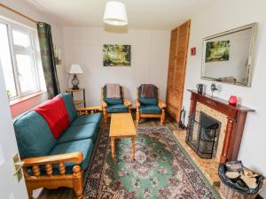 朗德斯通Roundstone Bay View的客厅配有沙发、椅子和壁炉