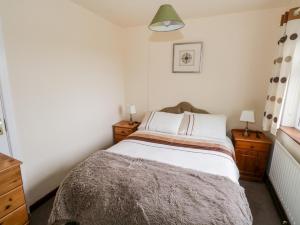 朗德斯通Roundstone Bay View的一间小卧室,配有床和2个床头柜