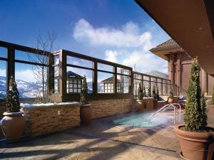 布莱克霍克美洲之星黑鹰赌场度假屋的一座房子,设有一座山地游泳池