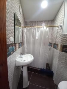 基多Hostería La Chorrera的一间带水槽和淋浴的浴室