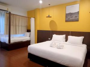 班奥南矛Blue Orchid Beach Krabi - SHA Certified的酒店客房,配有两张带毛巾的床