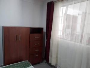 富萨加苏加Hermoso ¡Apartamento! en Fusagasugá!的一间卧室设有梳妆台和大窗户