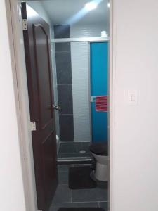 富萨加苏加Hermoso ¡Apartamento! en Fusagasugá!的一间带卫生间和步入式淋浴间的浴室