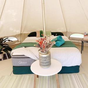 Iluka Retreat Glamping Village客房内的一张或多张床位