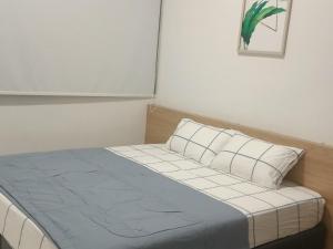 阿罗士打NZ Residence-Imperio Alor Setar 3BR Homestay Apartment的一张带蓝色毯子和枕头的床