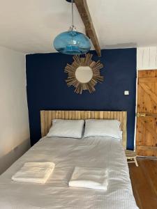 以撒港The Cottage St Kew的一间卧室设有一张蓝色墙壁的大床