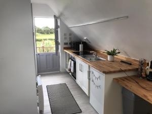 HollesleyThe Cartlodge的厨房配有水槽和台面