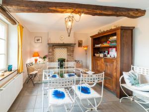 迪南Charming Cottage in Anseremme with Fenced Garden的一间带桌椅的用餐室