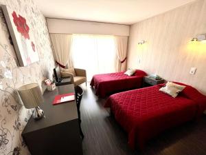 埃维昂莱班帕诺拉马酒店-餐厅的酒店客房,配有两张床和一张红色的床罩